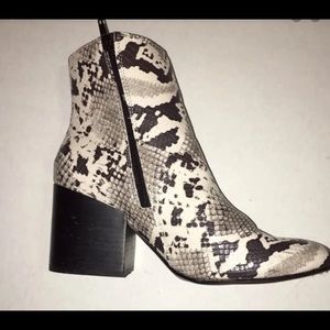 Madden girl boots size 8 Snakeskin brown & Tan